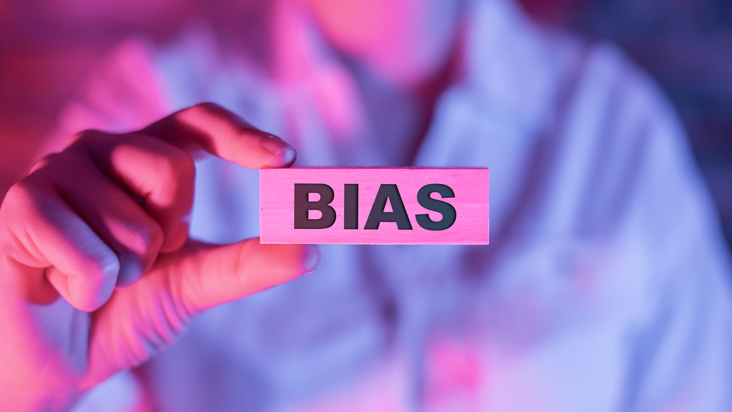 Le parole pesano: l'intelligenza artificiale, il linguaggio e i bias che portiamo con noi